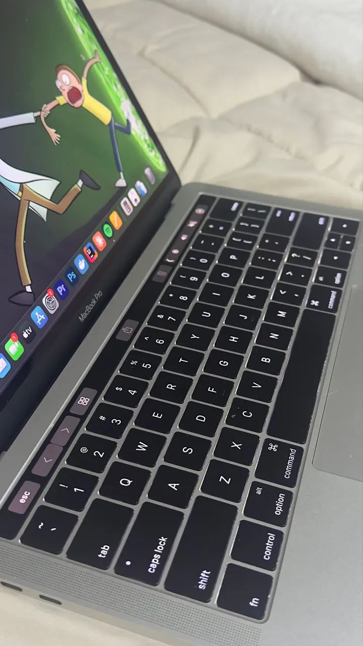 MacBook Pro 13 - i5 - 8GB - 256GB - Bateria com só 93 ciclos, 4