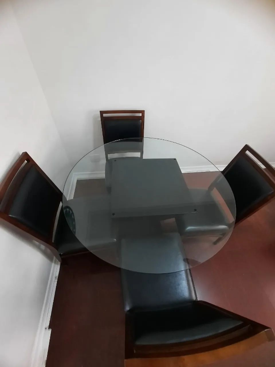 Mesa de jantar redonda com 4 cadeiras
