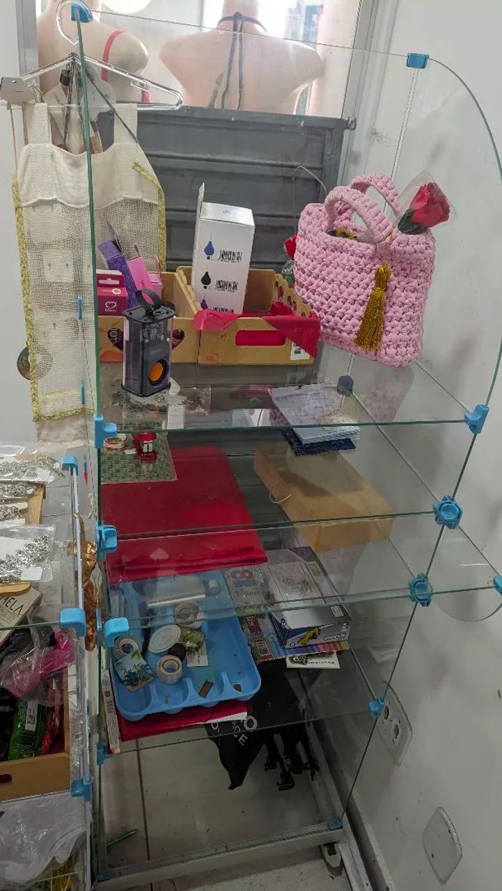 Expositor aramado com tampo de vidro e caixa - Foto 5