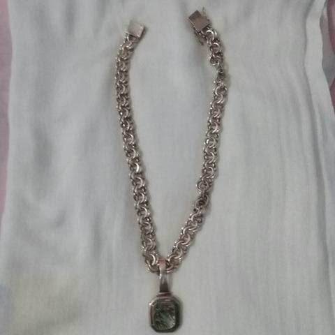 Cordão de prata com pingente labolae lindo