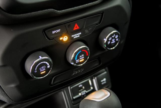 JEEP RENEGADE SPORT 1.8 FLEX AUT - Foto 17