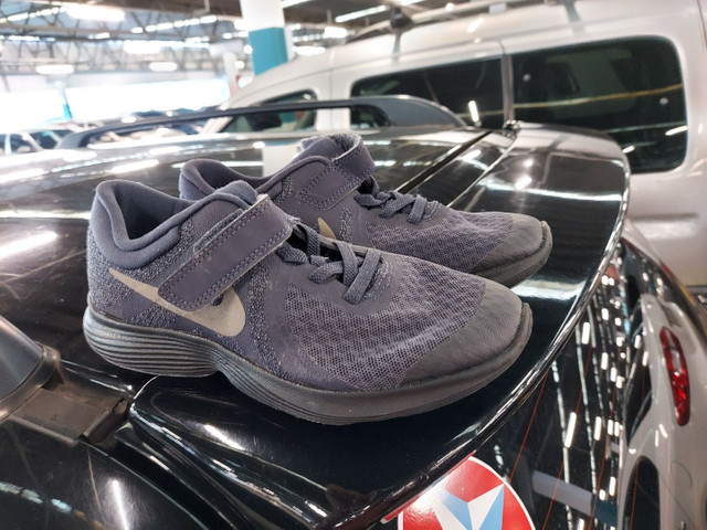 tenis nike com cadarço e velcro