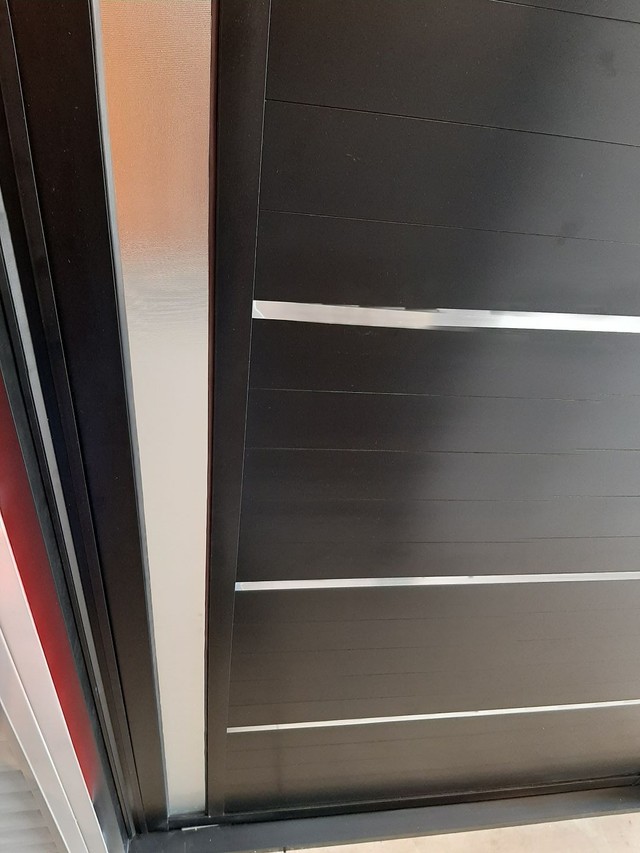 Porta pivotante lambril preta 2.10x120m com puxador, fechadura e tira de vidro.  - Foto 3