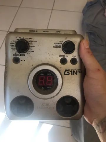 Zoom g1on na caixa manuais e cabo USB e powerbank - Instrumentos