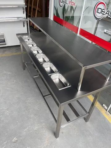 Mesa industrial com condimentadora de bancada e prateleira de apoio.  - Foto 2