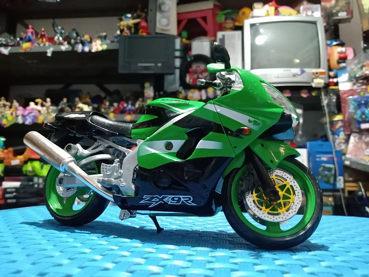 Motocicleta Kawasaki Ninja 1/12 - Foto 2