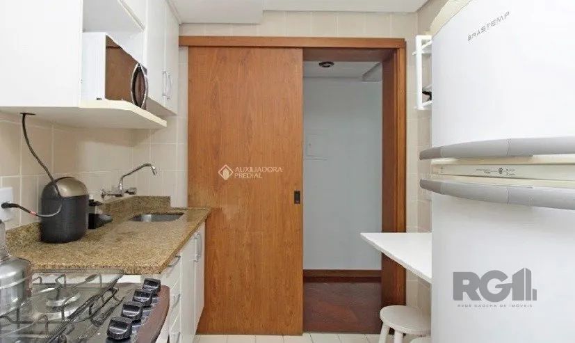 Ótimo apartamento 2 dormitórios, cozinha, área de serviço, living com sacada, banheiro soc - Foto 4