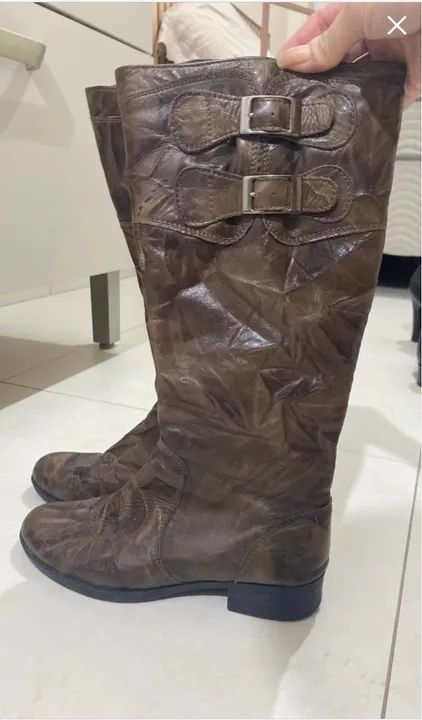 Bota em COURO LEGÍTIMO tam 35