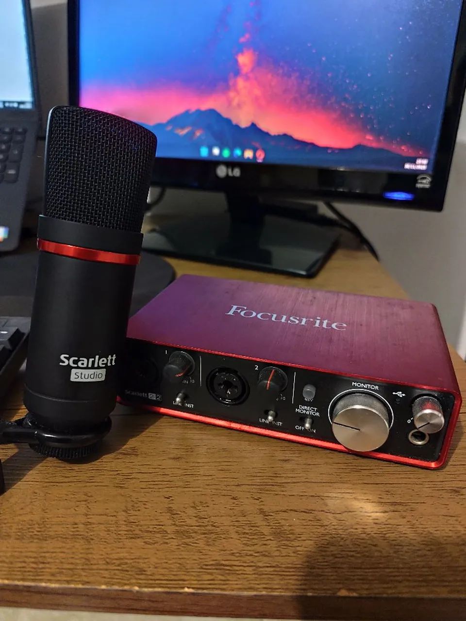 Interface de áudio Focusrite + Microfone