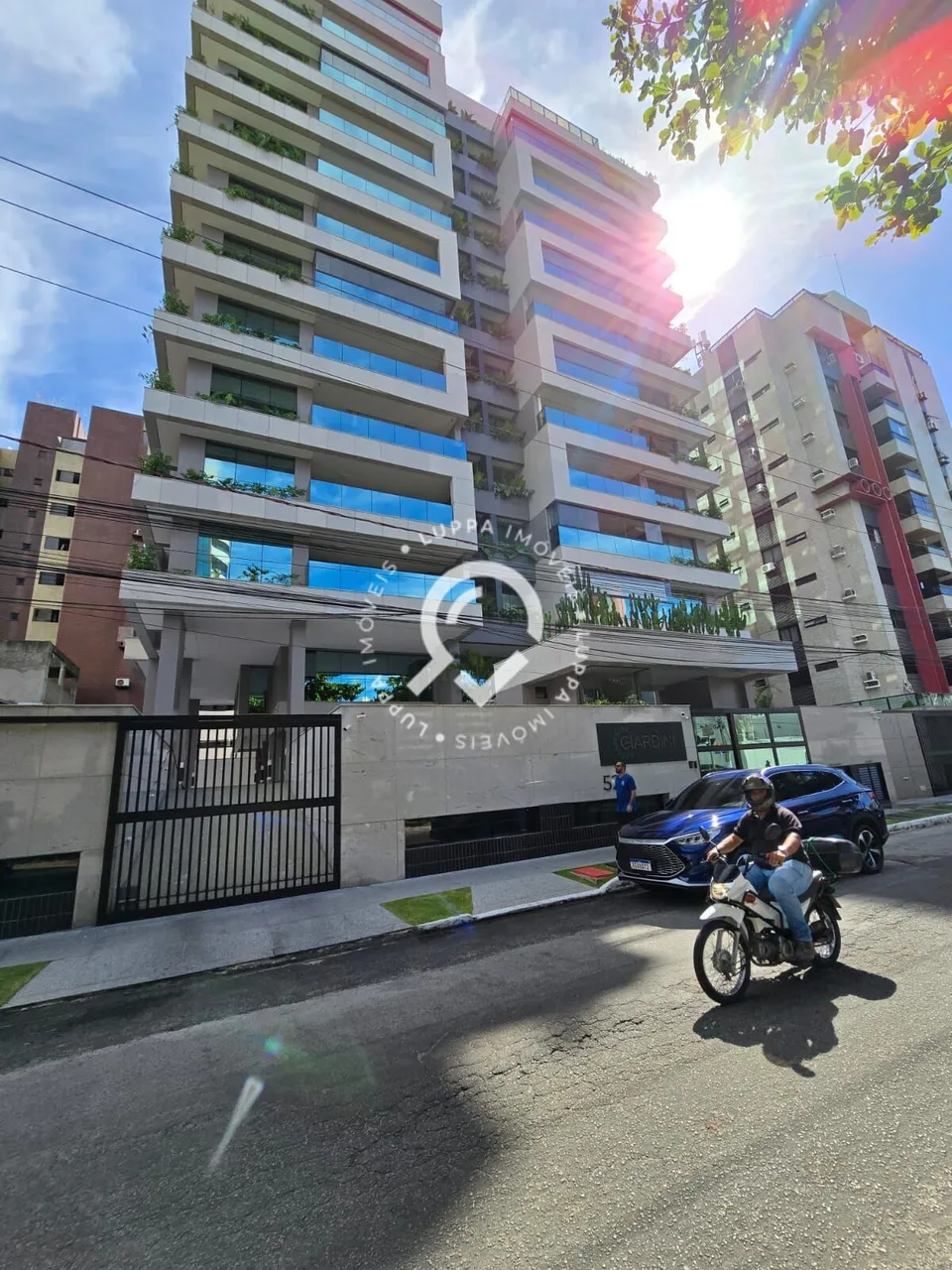 Apartamneto 4/4 sendo 2 suites , dois quartos reversíveis com bwc, 3 vagas de garaem