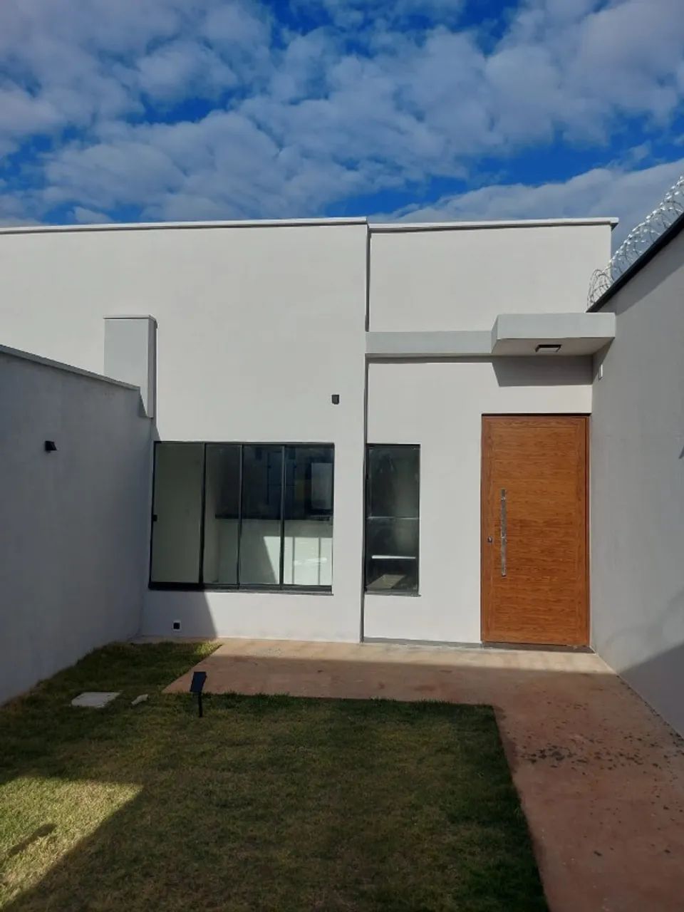 Casa Geminada Nova de 2 Quartos (c/ Habite-se) em Ótima Localização. Diferenciada!