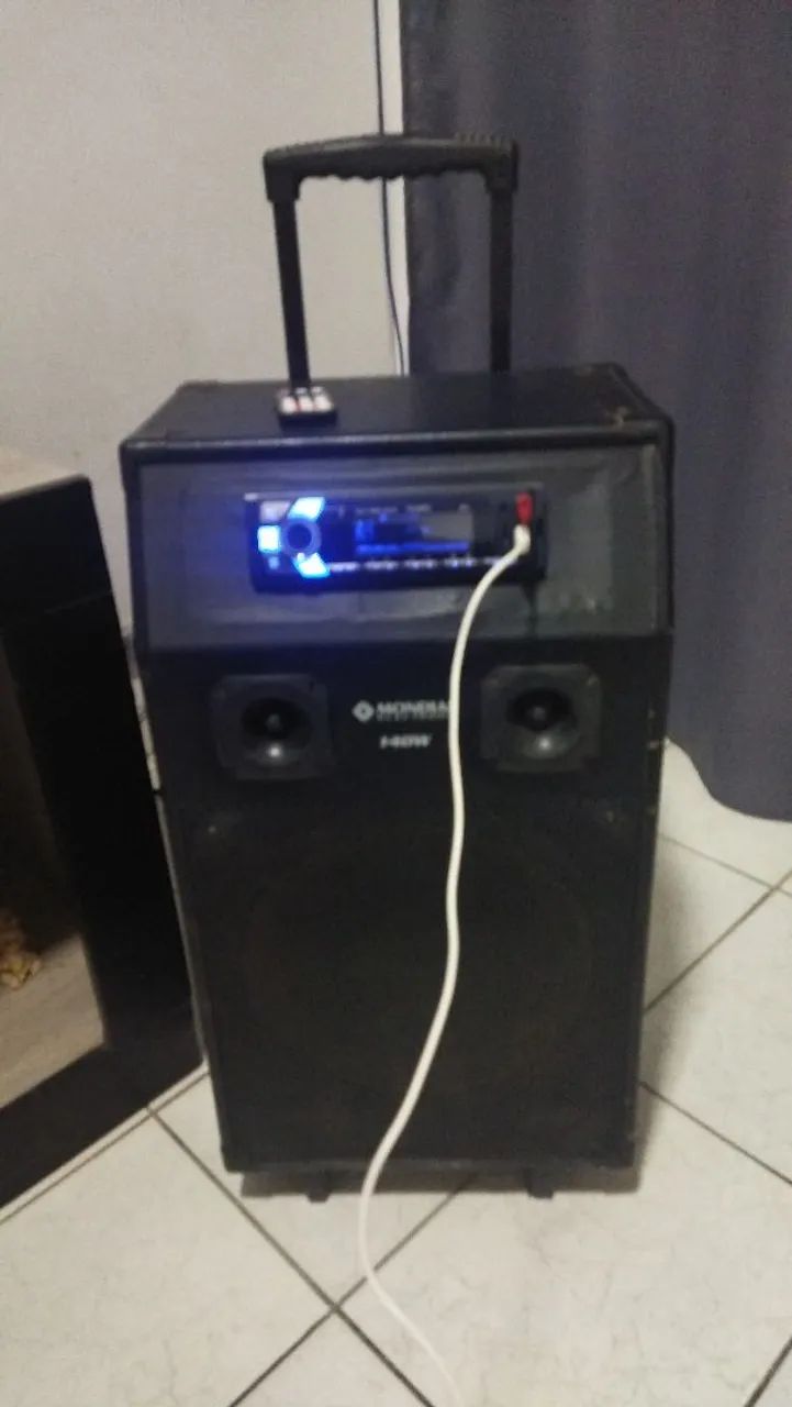 Caixa de Som Portátil com Bluetooth e Rádio