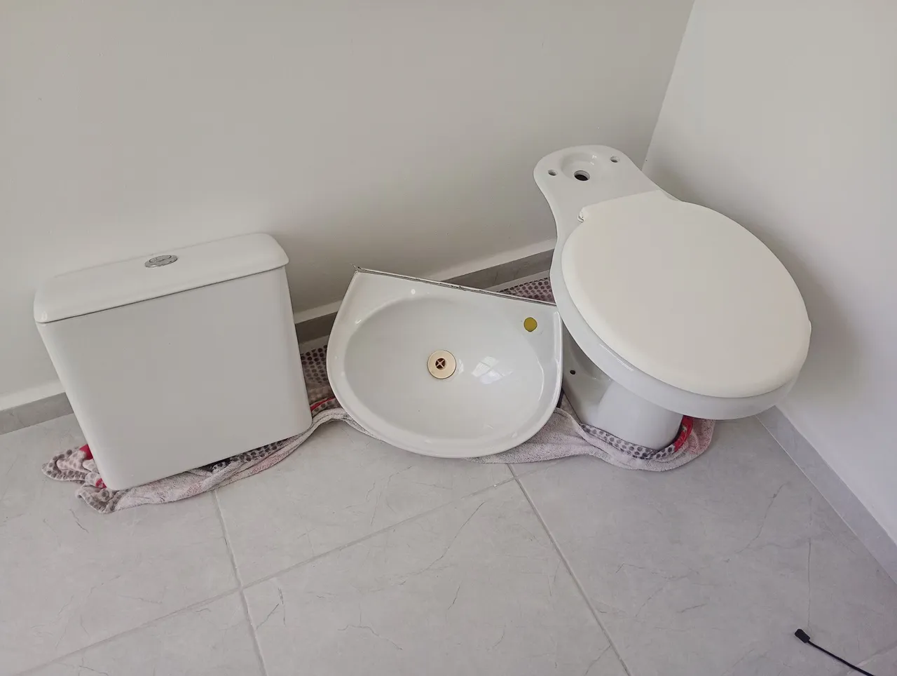 bacia de banheiro e pia.