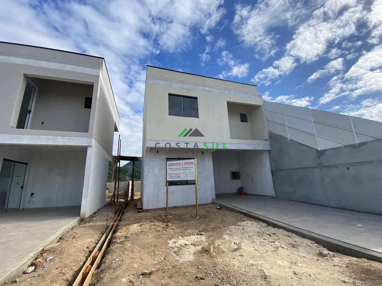 Sobrados novos à venda no Bairro Encantada em Garopaba/SC.