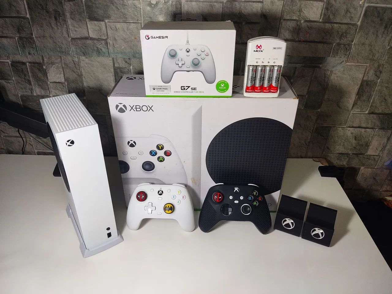 Xbox Series S : 2 controles + acessórios 