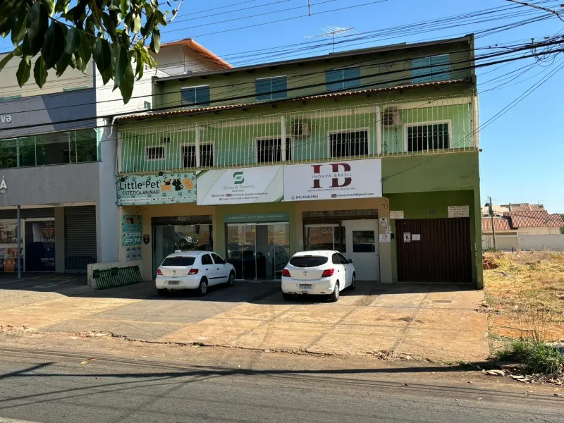 Prédio com salas comerciais em baixo e apartamento em cima - Av. Guarapari, Jardim Atlânti