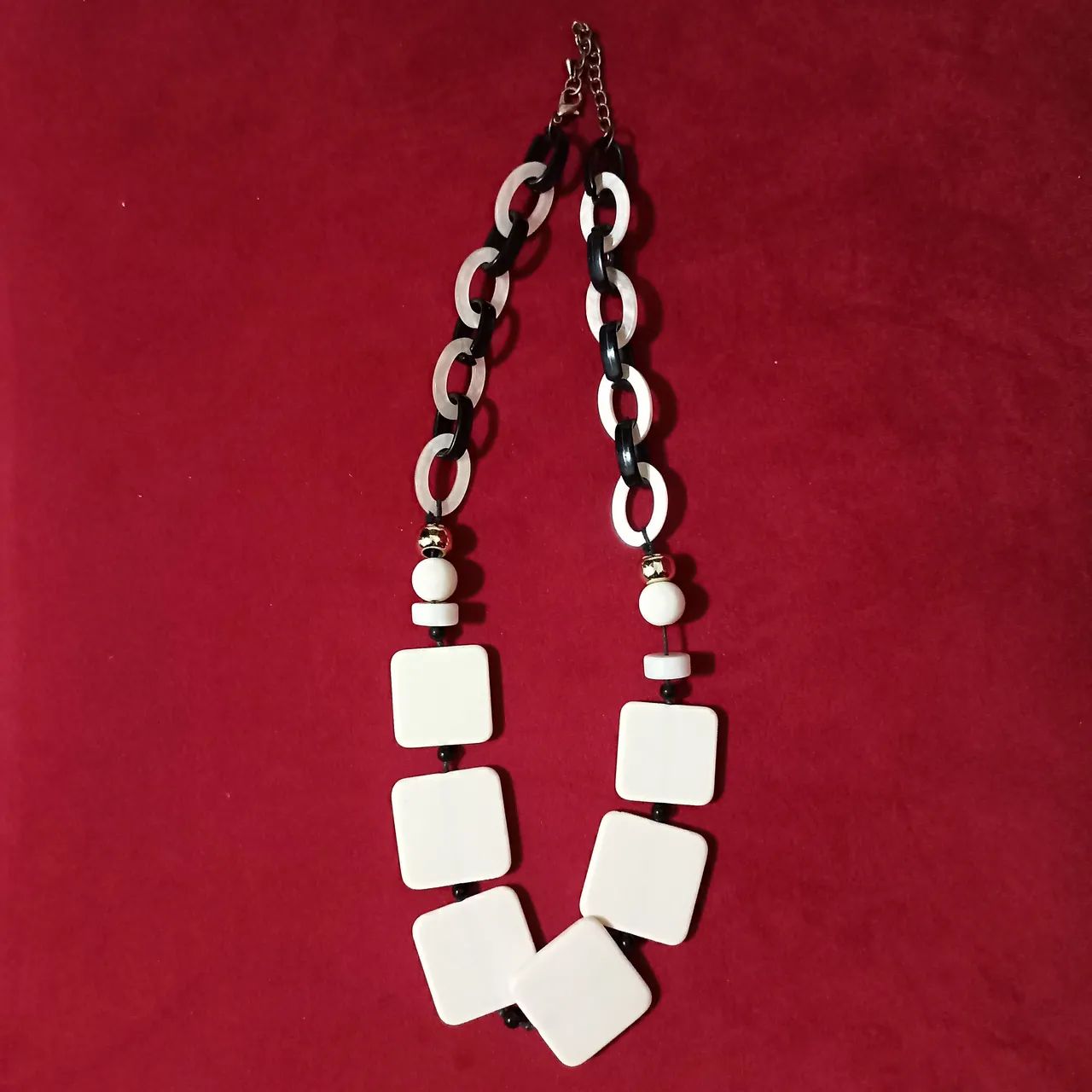 Lindo colar curinga pra combinar com tudo. Cor off com preto.