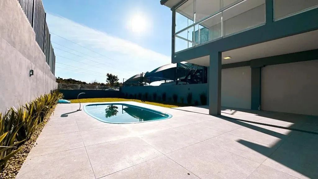 Casa espetacular com 340m², piscina em condomínio fechado
