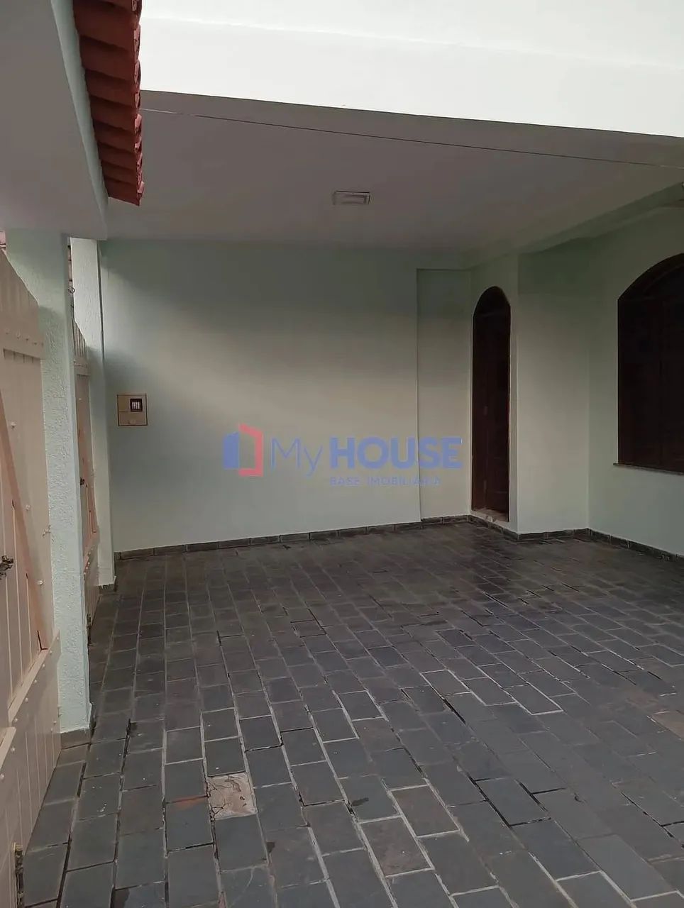 Sobrado Espaçoso com 2 Casas, Varandas e Áreas de Luz - Ilhéus, Ba