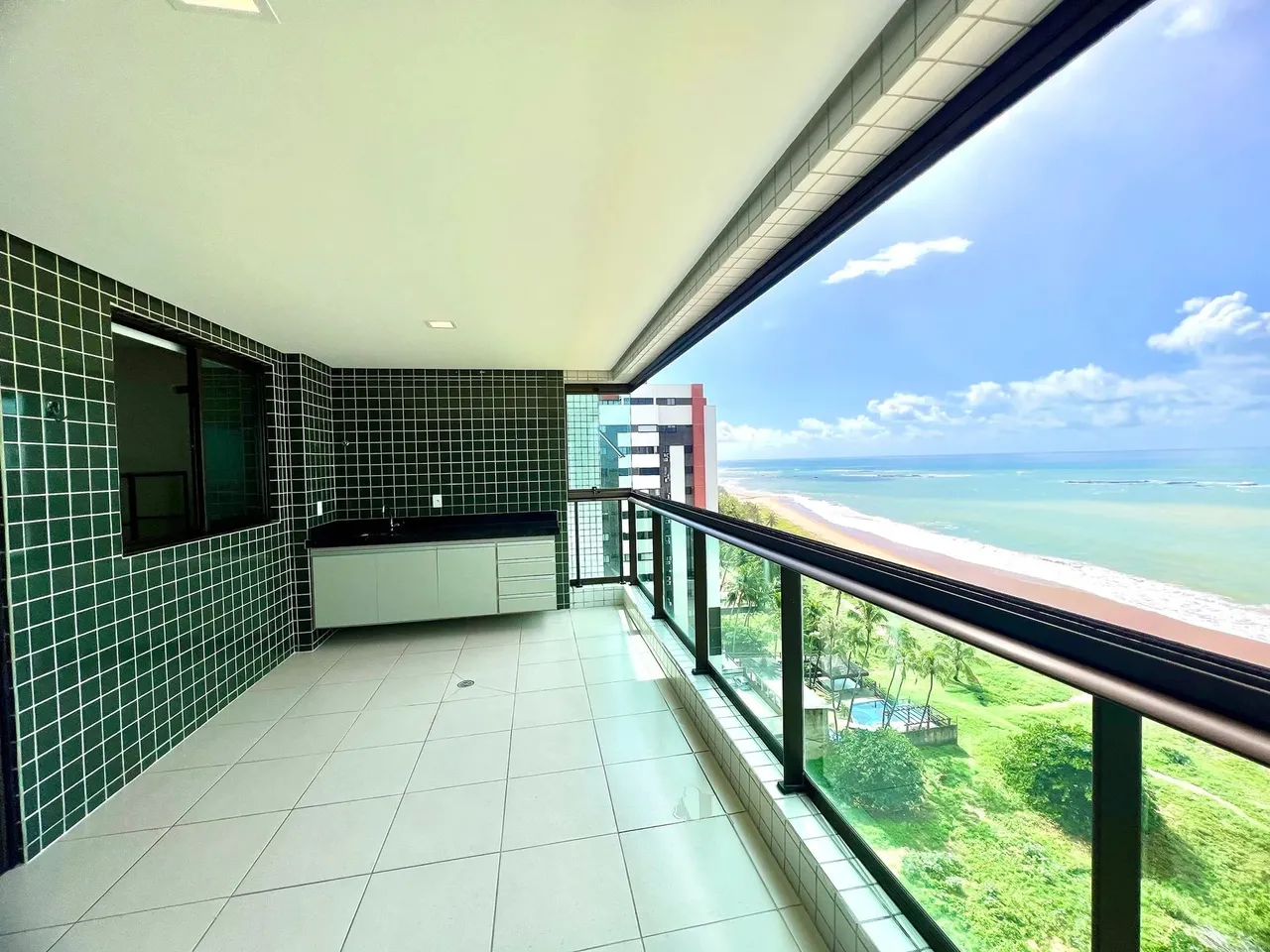 Gran Marine Frente Mar- Pé na areia. 145 m², 4 quartos, varanda gourmet, completo de armár