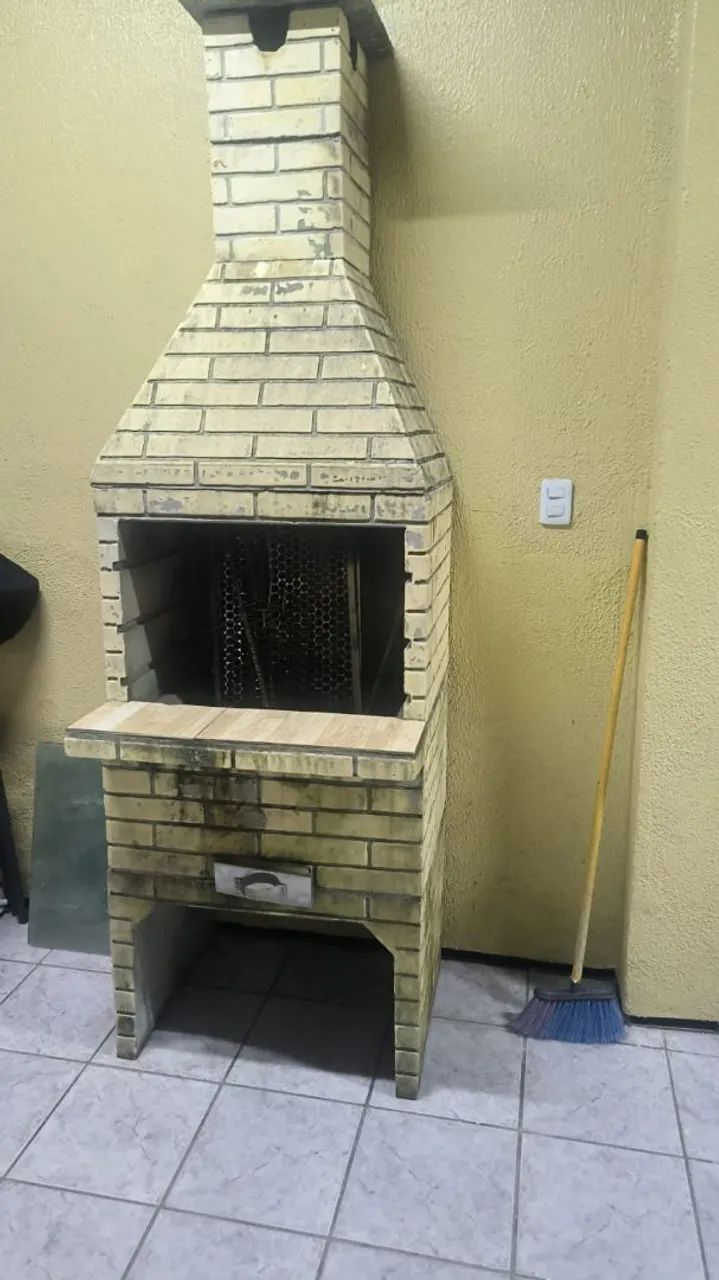 Churrasqueira de alvenaria em ótimo estado.