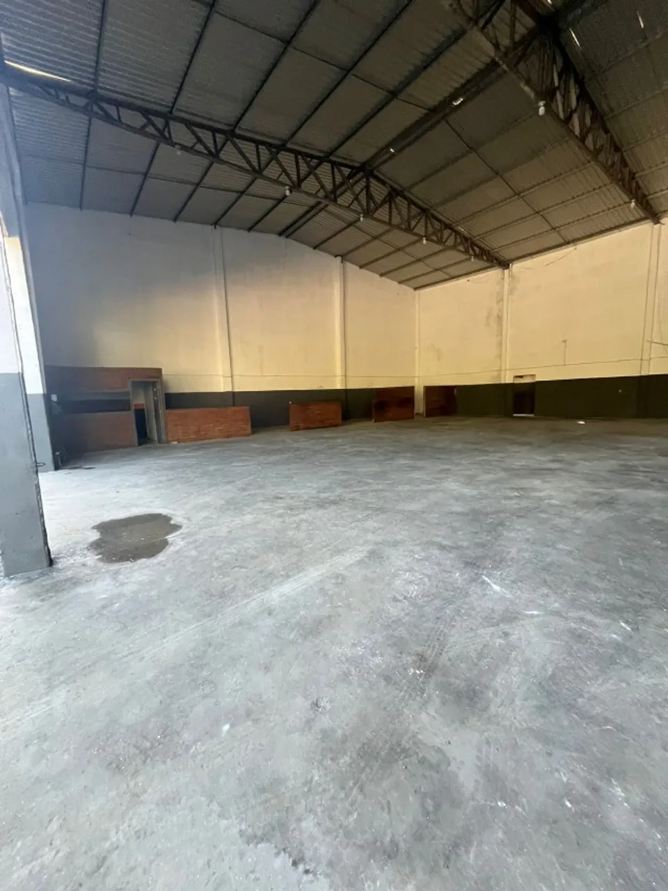 Amplo galpão com 650m² e 8m de pé direito - Excelente para carga e descarga!