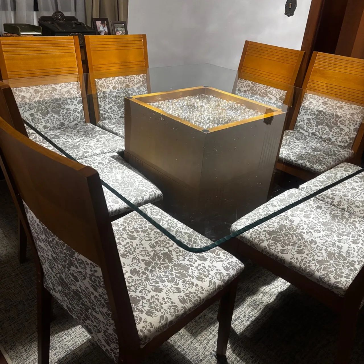 Mesa de jantar com 8 cadeiras E buffet com detalhe em pedras - Foto 3