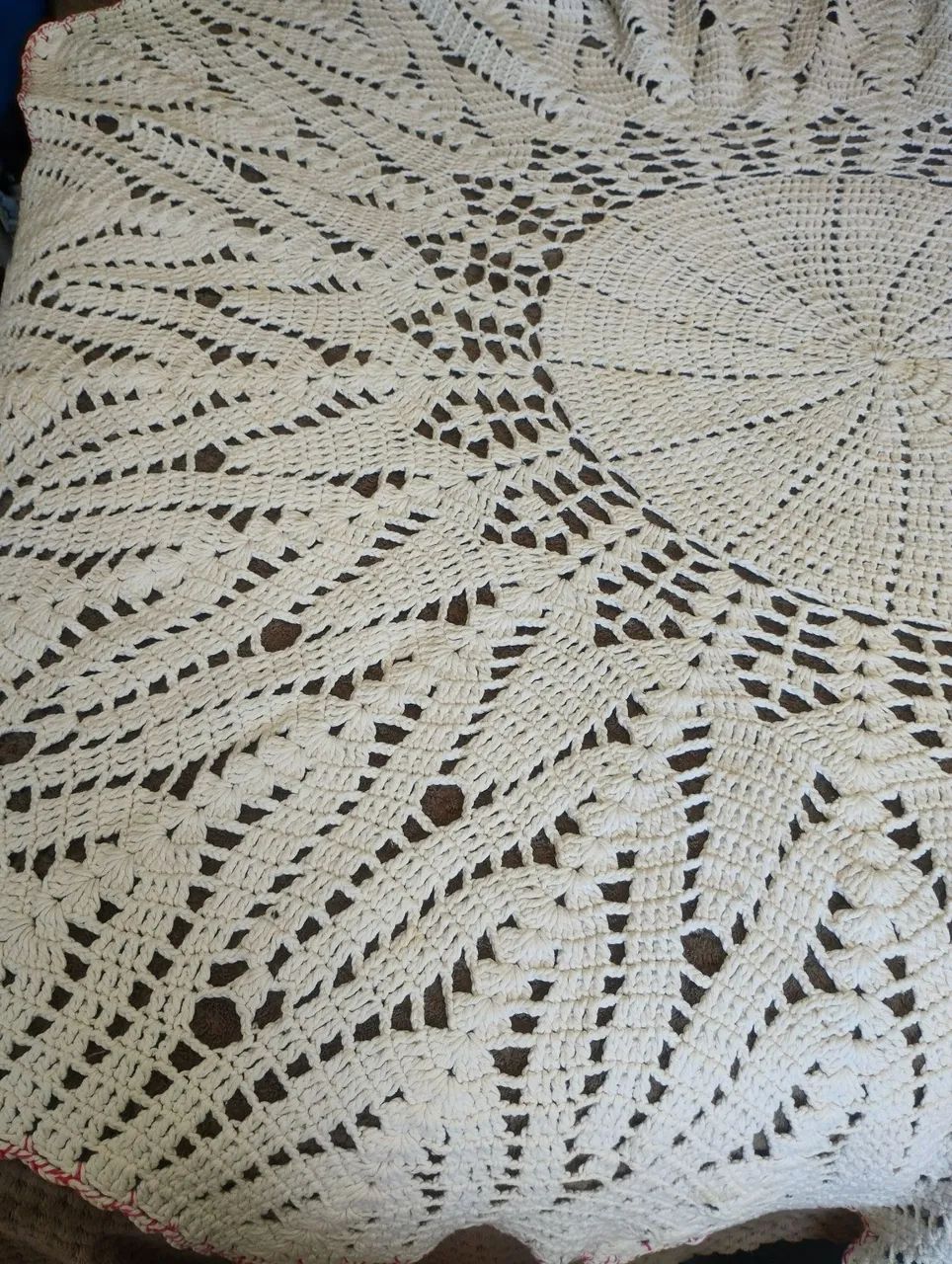 Tapete Crochê Redondo - Branco com Detalhes em Rosa - Foto 3