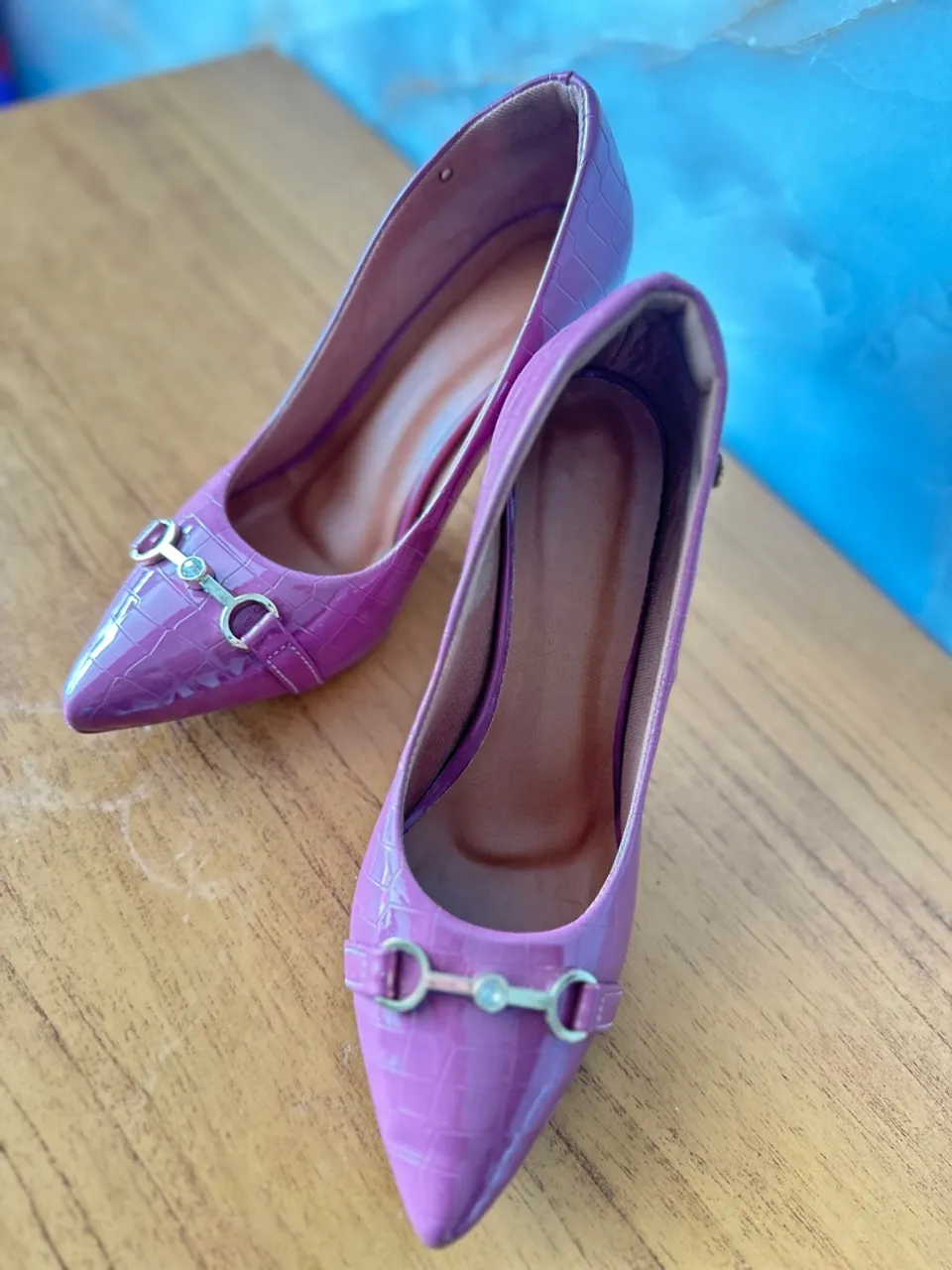 Sapatos de Salto Roxo Elegantes