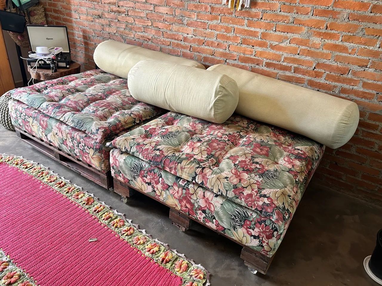 Sofá de Pallet com Almofadas 360,00 aceito cartão - Foto 3