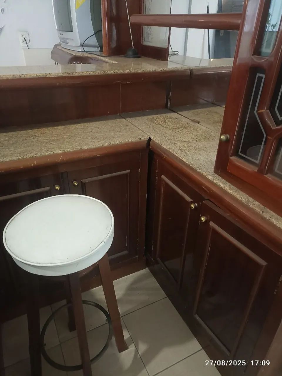 Bar todo em mogno com granito - Foto 5