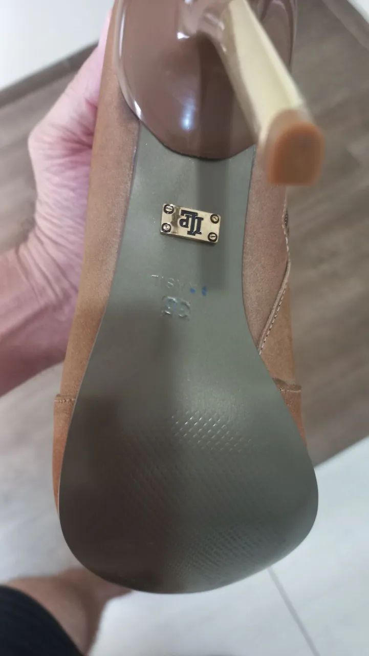 Bota de Salto Alto Marrom com Detalhe em Corrente Dourada - Foto 5