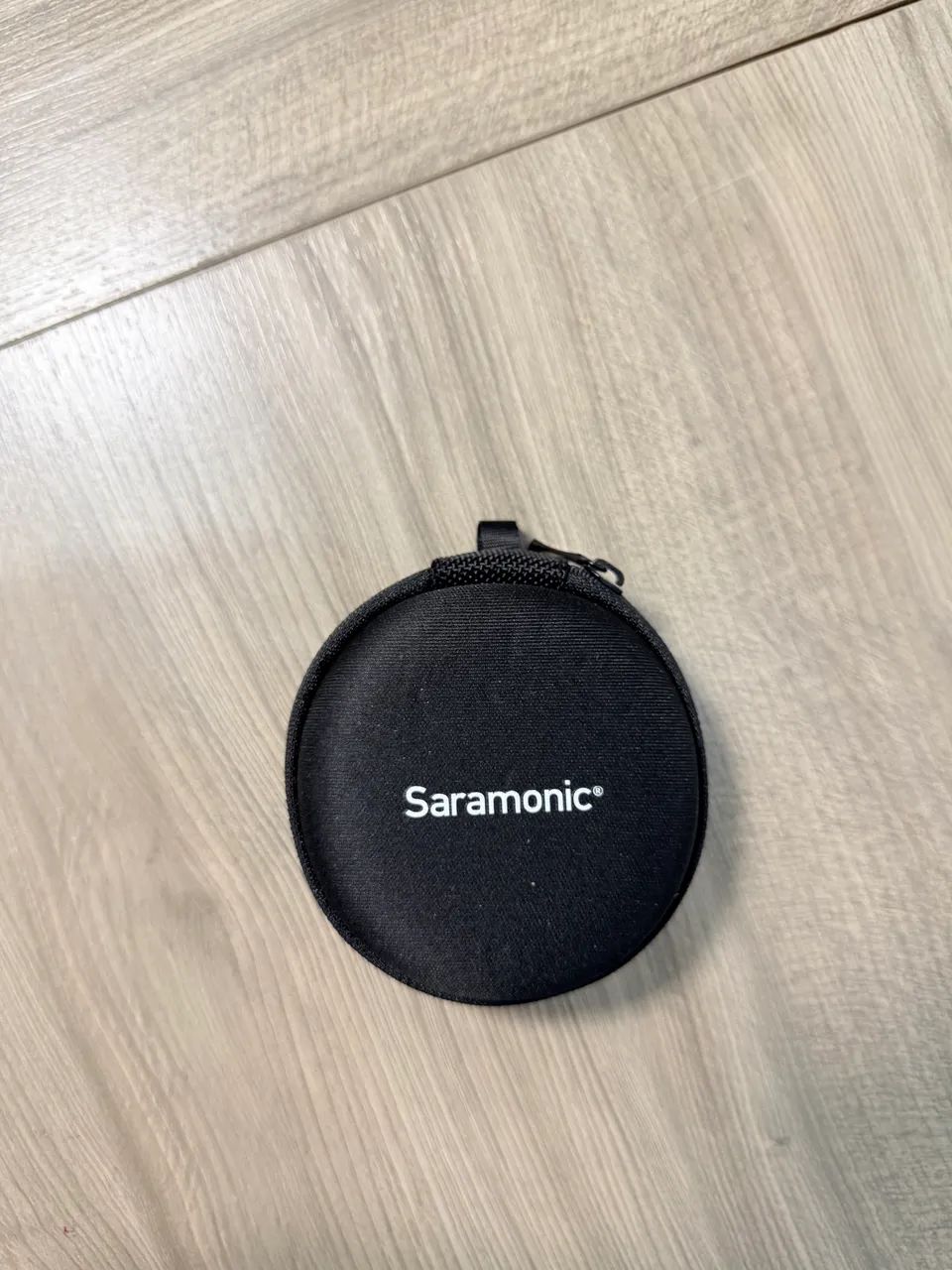Microfone de Lapela Bluetooth Saramonic - Som Profissional e Conexão Sem Fio