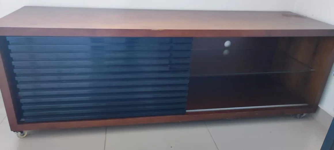 Rack em madeira com porta de correr e gavetas 