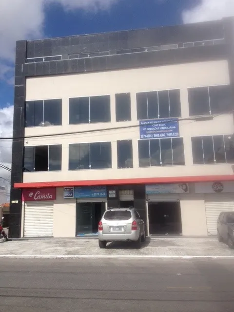 Salas bem localizadas.