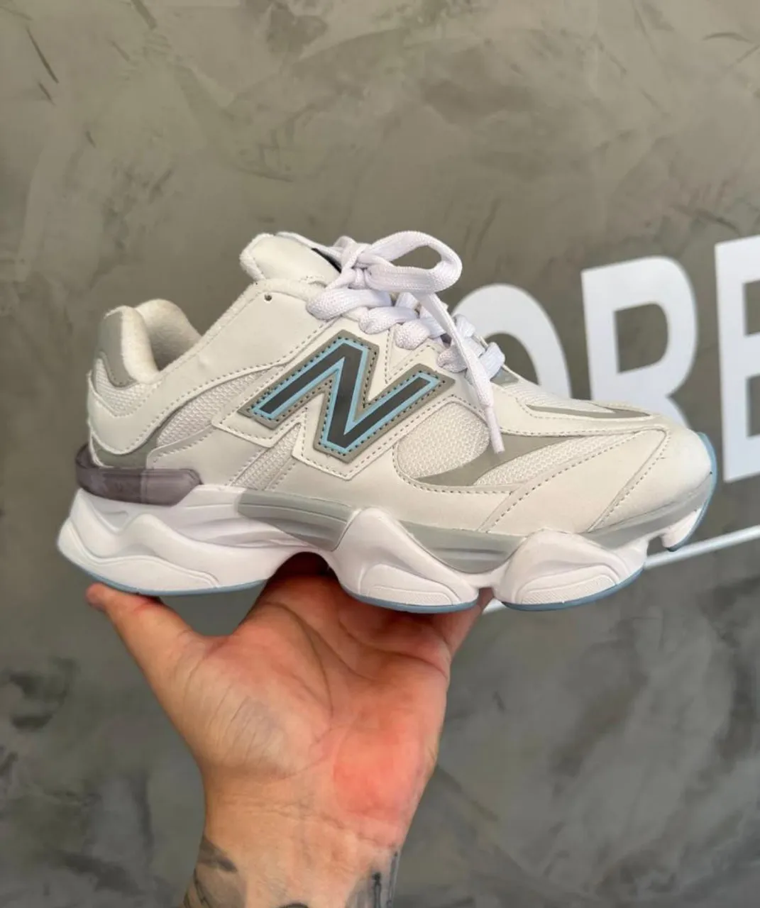 Tênis New Balance Branco com Detalhes em Azul e Cinza