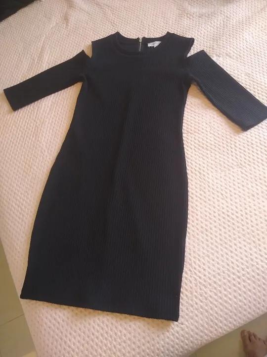 Vestido tubo canelado com abertura nos ombros,marca Forever 21, numeração P.