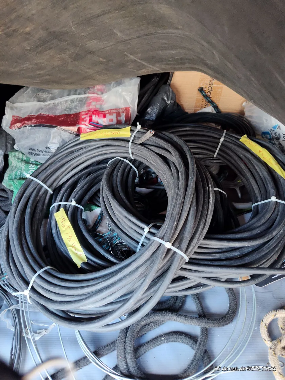 Cabos Elétricos pp 2 pedaço de 24mts. 4x2.5mm 1 pedaço d 17mt 3x4.mm. Pp