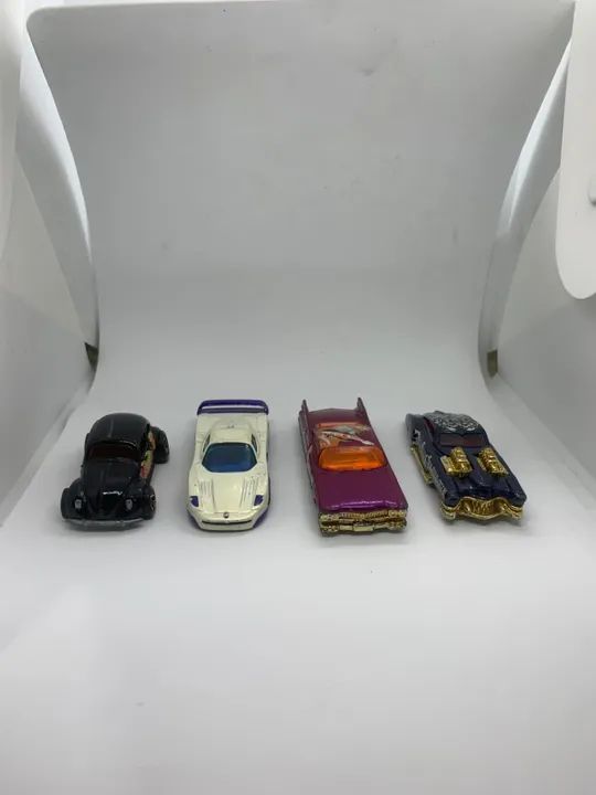 Conjunto com 4 Hot Wheels 