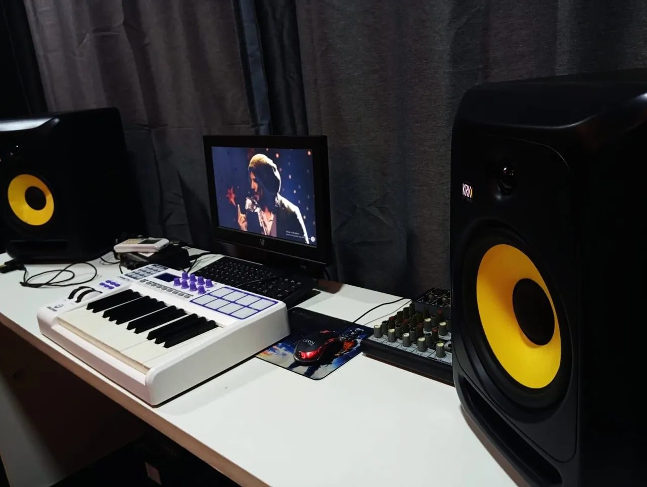 Par de Monitores de áudio KRK Classic 8" 