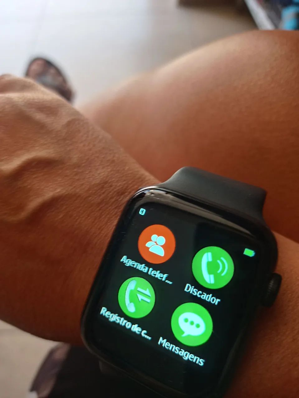 Smartwatch com funções de chamada e mensagens