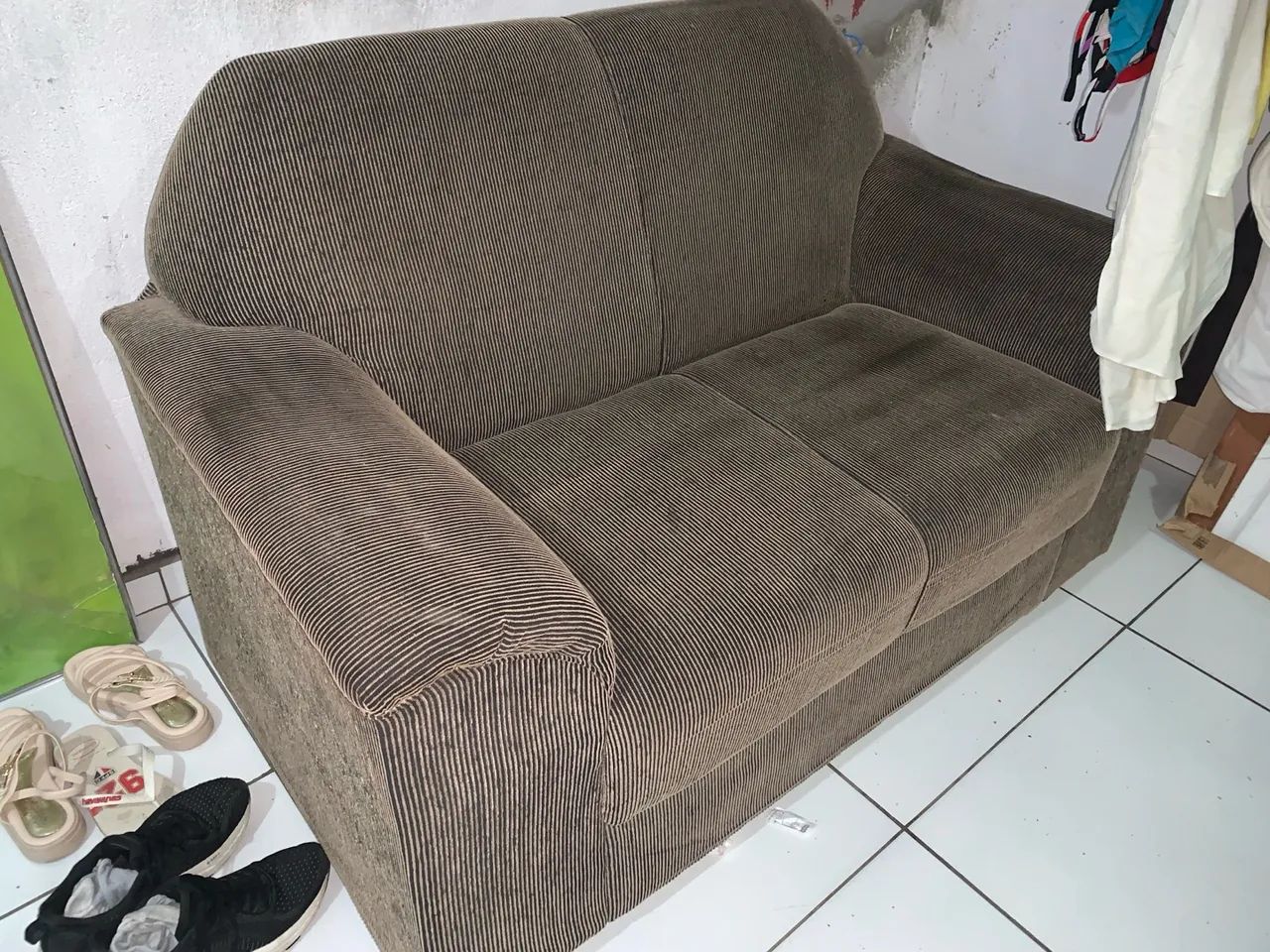 Sofá marrom em tecido canelado - 2 Lugares - Foto 3
