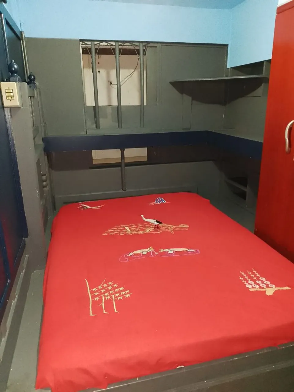 Aluga-se quarto com mobília para moças no bairro alto boqueirão em Curitiba.