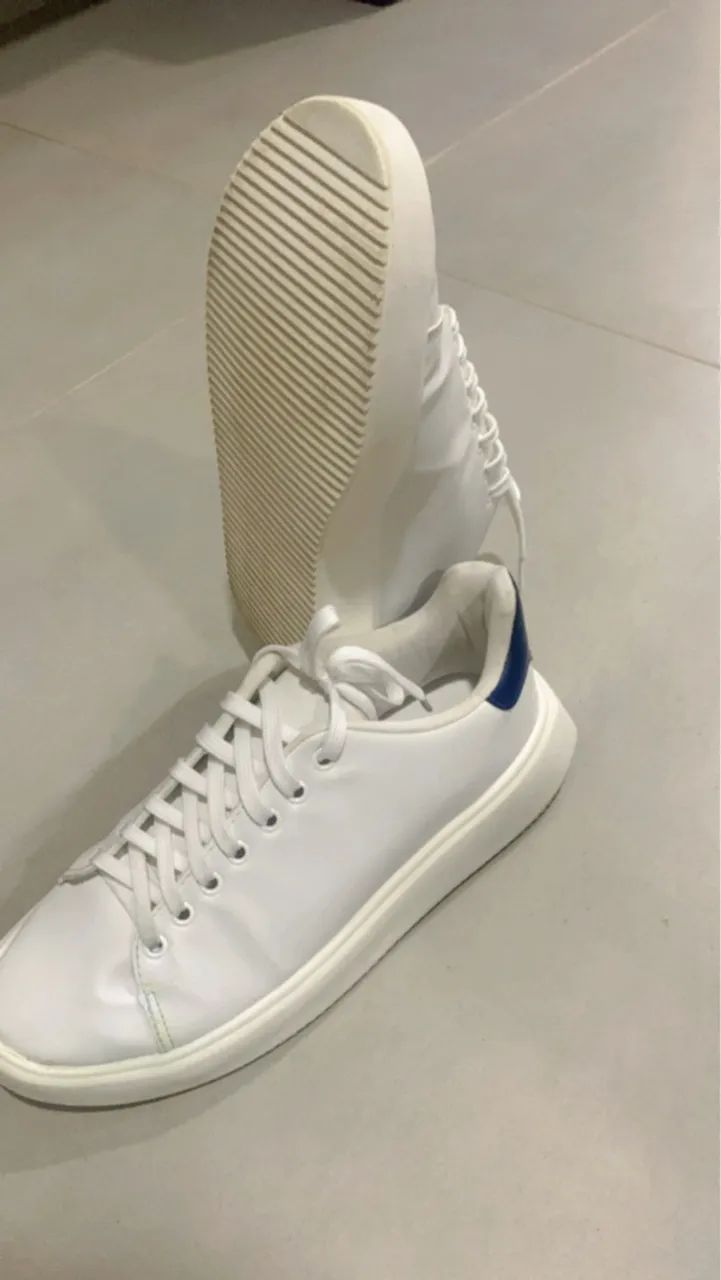 Tênis branco com detalhe azul - Foto 4