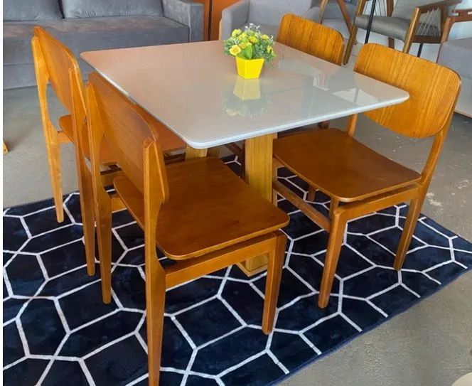 Mesa de jantar 4 lugares em madeira Margareth 