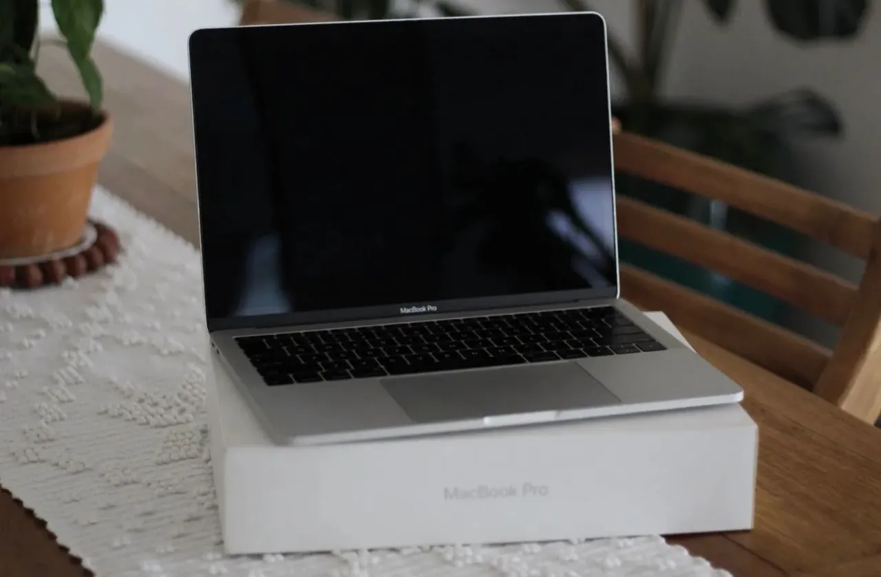 MacBook Pro - Apple