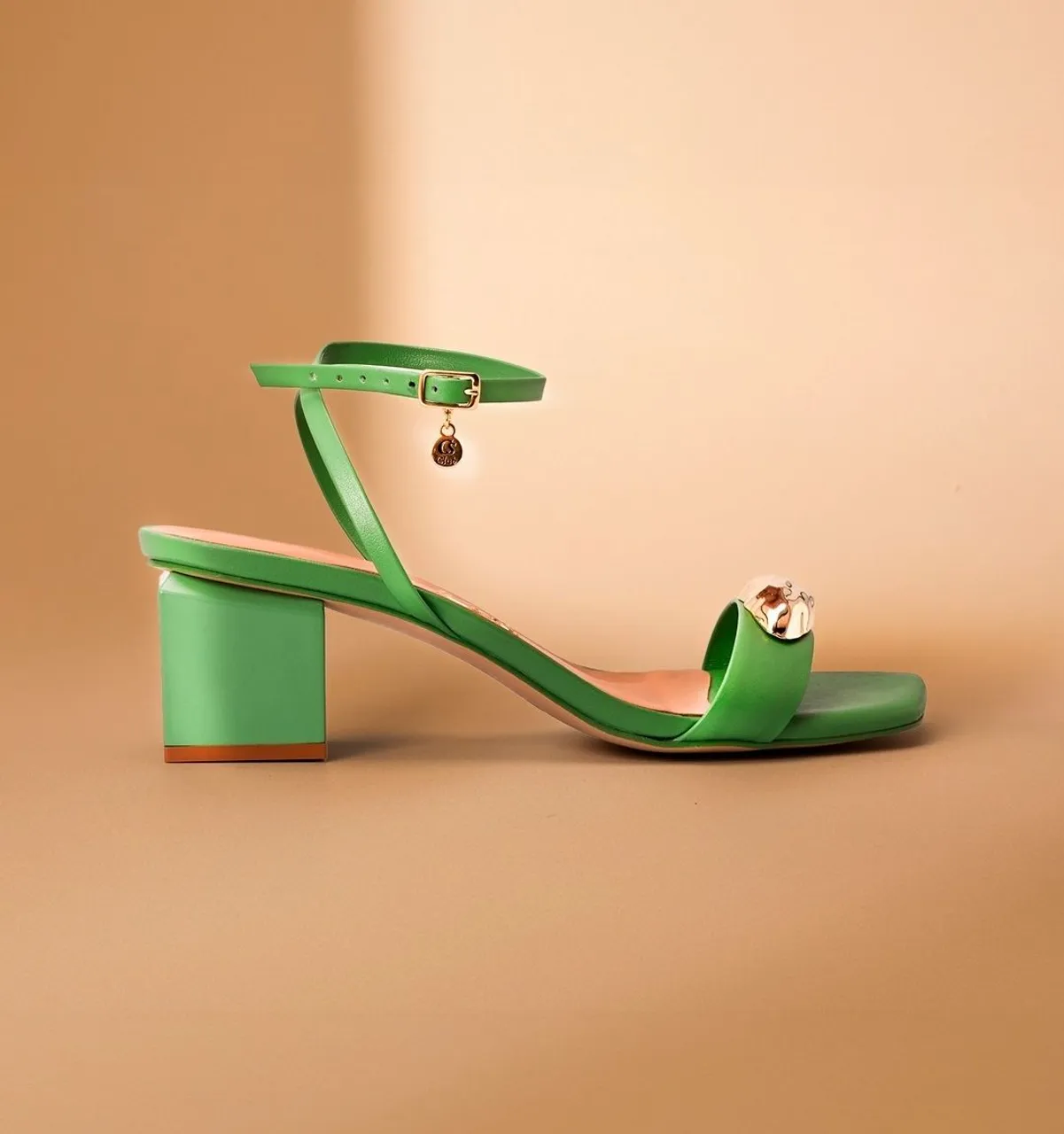 Sandália Verde com Detalhe Dourado - Elegância e Conforto