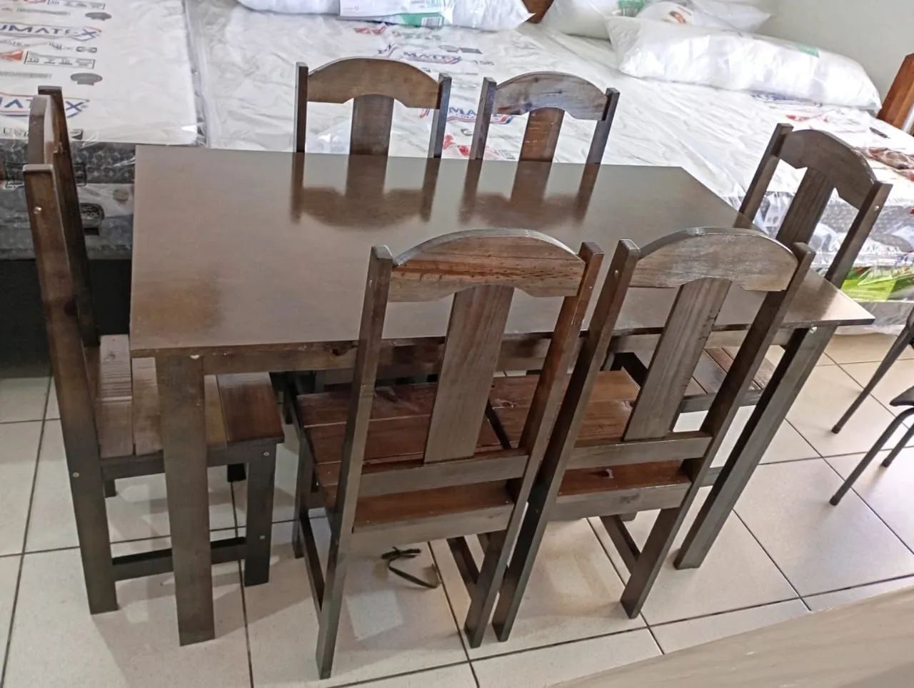 Mesa de madeira 6 cadeiras nova com tampo de MDF  - Foto 4