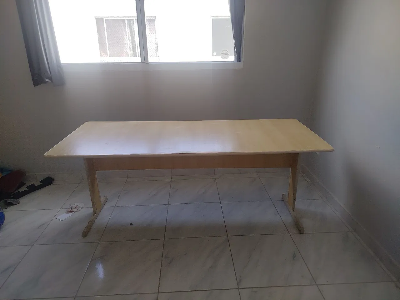 Mesa de madeira clara