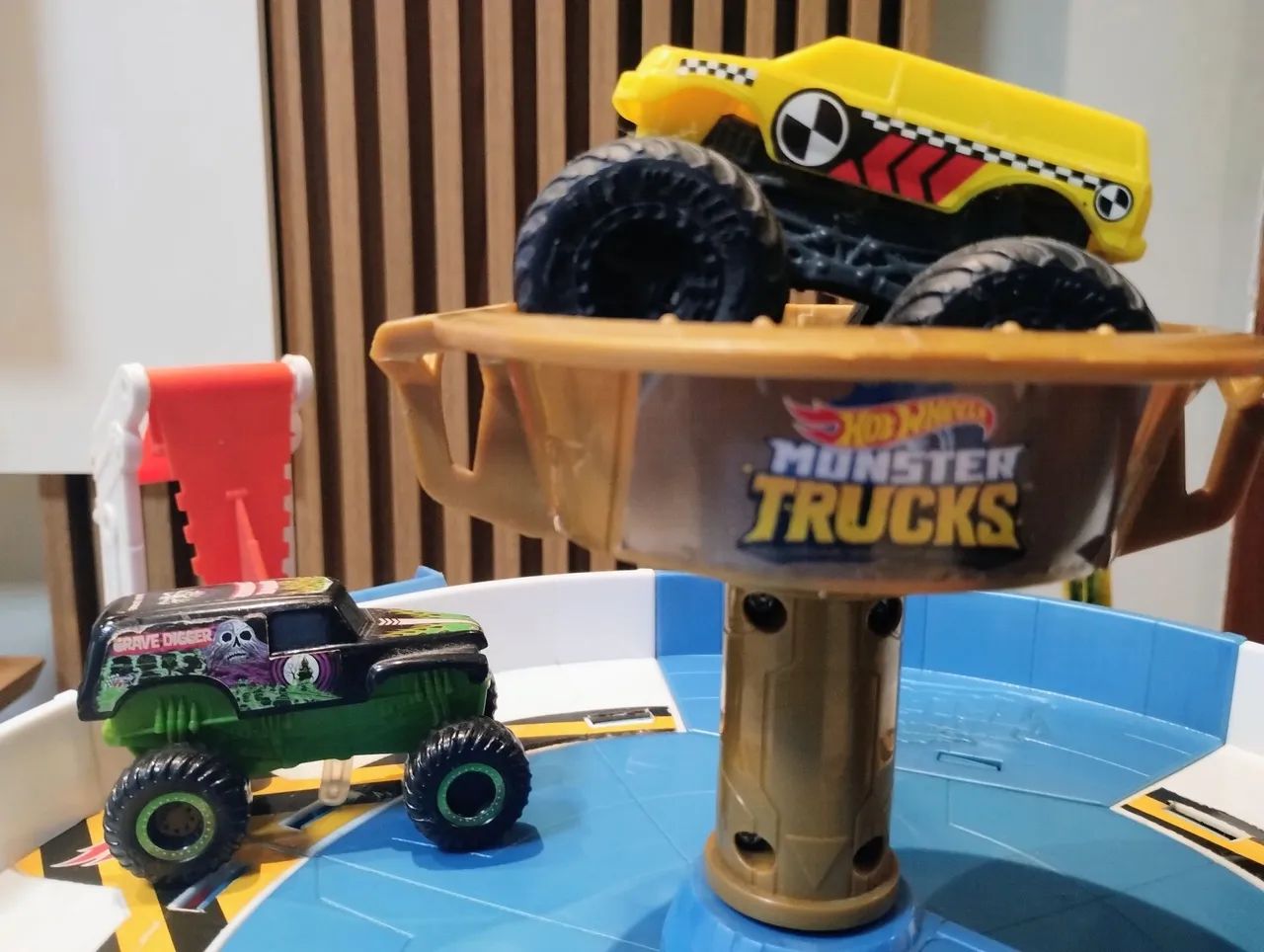 Lista hot Wheels com 2 Monsters trucks  - Foto 2